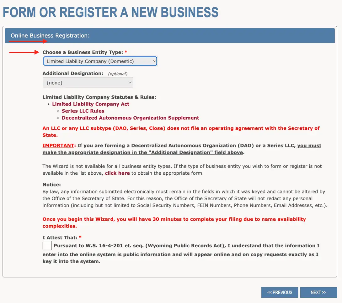 Wyoming çevrimiçi başvuru sihirbazının ilk ekranı: Choose a Business Entity Type alanında Limited Liability Company (Domestic) seçili, Additional Designation (none), operating agreement ve kamuya açıklık uyarıları, I Attest That onay kutusu.